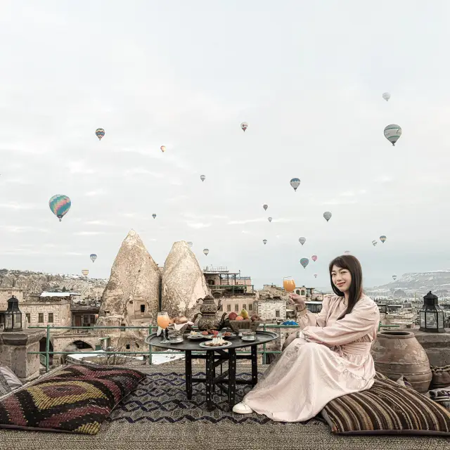 Watching Hot Air Balloons @ Sultan Cave Suite