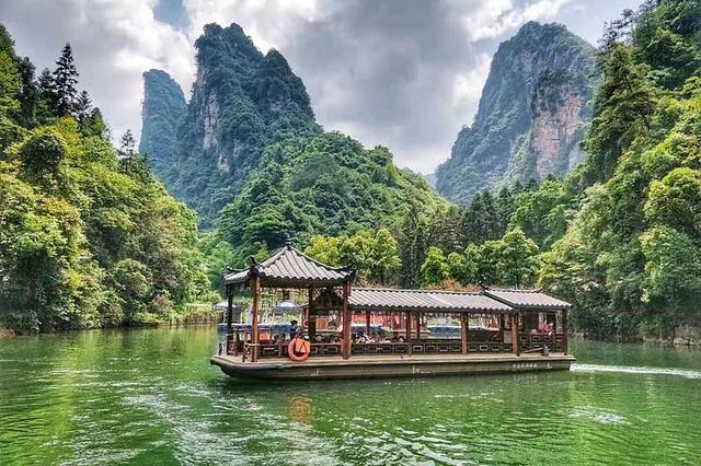 Majestic Heights in Zhangjiajie 🏞️🚡