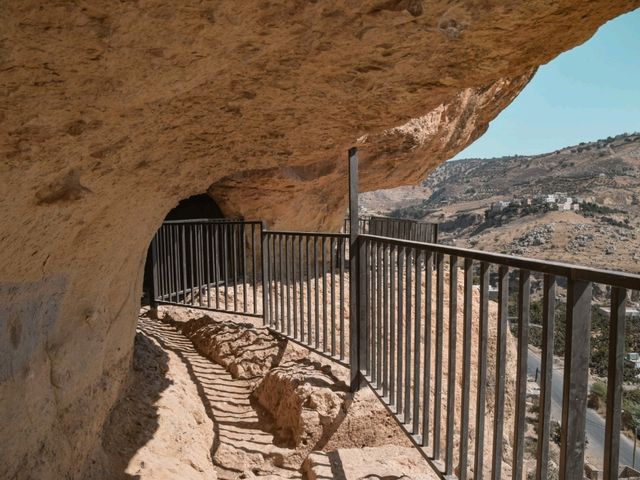 Iraq al-Amir Caves: Rooms Inside a Hill