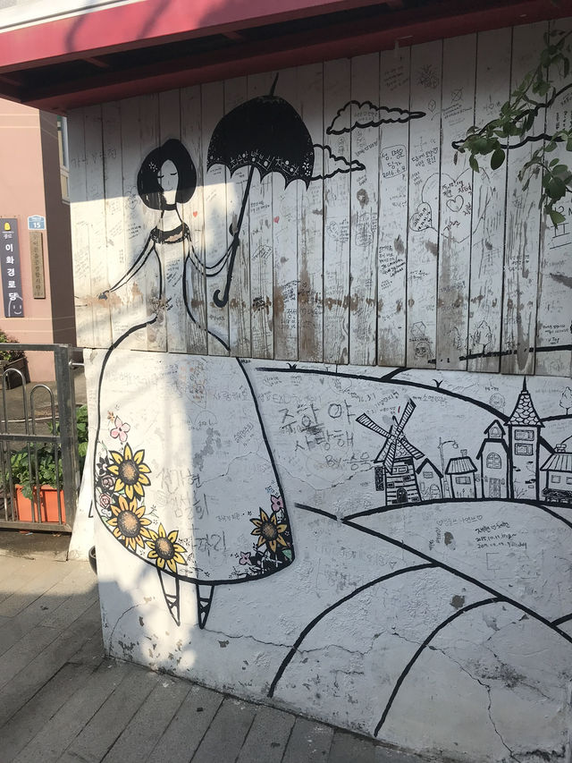 A place where you can become the main character of a painting. Ihwa Mural Village