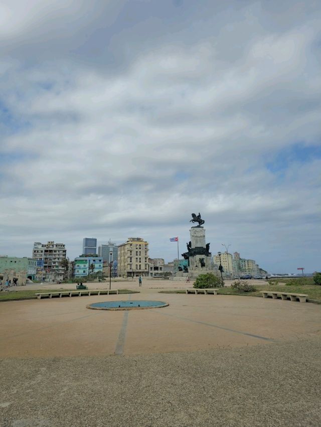 해외여행 쿠바 올드하바나의 광장 Parque Antonio Maceo