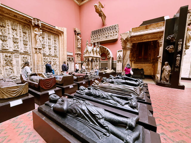 🎨🧵 Free Museum Day at the V&A London — Art, Fashion & Design Without Spending a Pound!