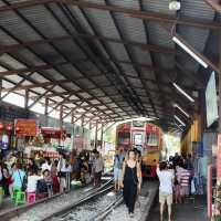 Thailand🇹🇭A Day Trip to Maeklong Railway Market: A Unique Experience! 🚂