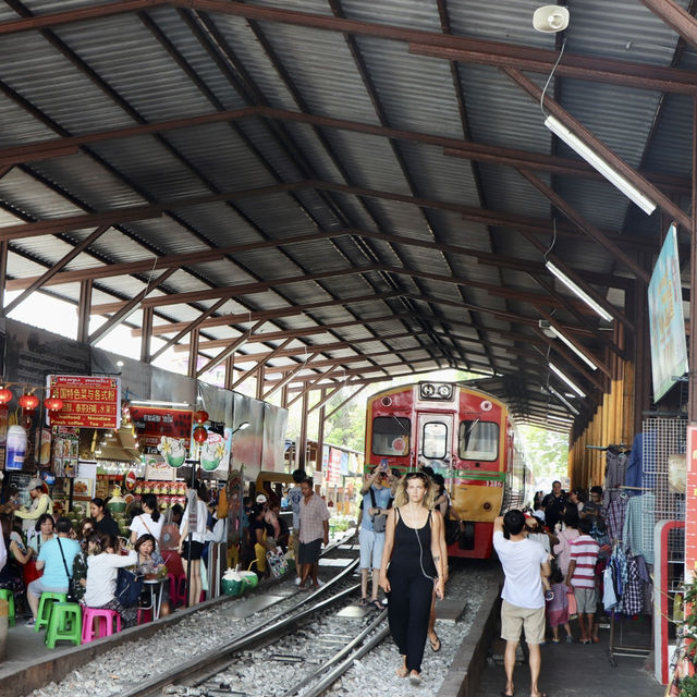 Thailand🇹🇭A Day Trip to Maeklong Railway Market: A Unique Experience! 🚂