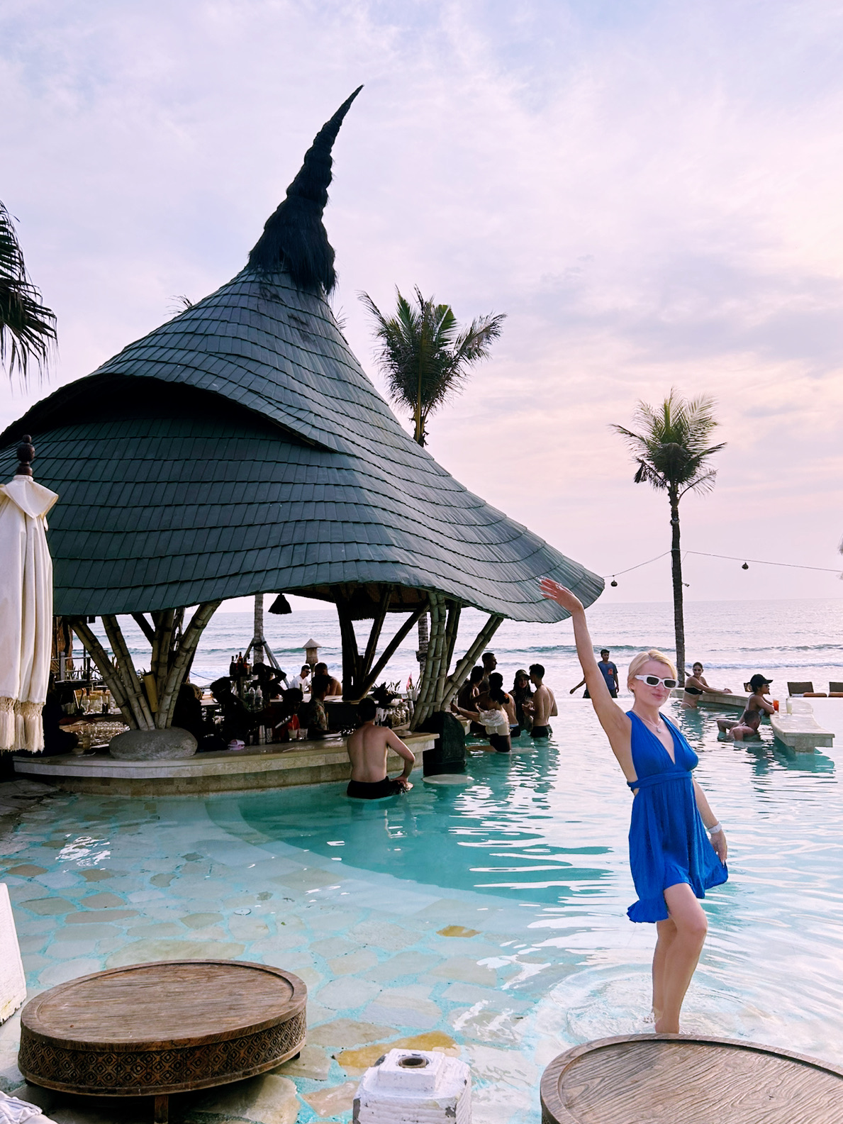 #balionbudget

Bali bukan hanya untuk tamu vila. Ini untuk semua orang yang tahu cara menikmati pemandangan. 💫

**Panduan hemat:**
📍 **Jimbaran atau Ubud** — cottage mulai dari $25/malam;
🍽️ **Warung (tempat makan lokal)** — Nasi Goreng seharga $1,50;
🚗 **Rental skuter** — $5/hari (bebas menjelajahi pulau);
🌊 **Hotel dengan kolam renang mulai dari $30**: cari Pemesanan dengan filter "sarapan gratis";
🧘♀️ **Yoga & spa** — kelas grup mulai dari $10, pijat dengan terapis lokal — $7–10;
✨ **Pura & jalur pendakian** — gratis: Tanah Lot, Air Terjun Tegallalang, sawah terasering.

Aturan emas: **Jangan memesan tur. Berkelanalah sendirian. Bernapaslah perlahan. Makan di tempat antrean penduduk setempat.**
Bali bukan tentang uang.
Ini tentang bagaimana Anda menikmatinya.

#BaliOnABudget #TravelSmart #UbudVibes #IslandEscape #WanderDeep