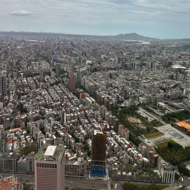 The view from the top of Taipei 101 🏙️ 