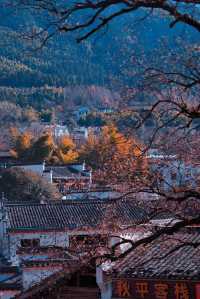 一個靠近宏村，與九寨溝並稱為中國最美秋色的，皖南古村落