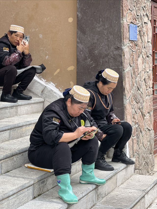 滴水苗城位於雲南省屏邊苗族自治縣，牧羊河畔，景區依山而建，濱水而居，景色優美
