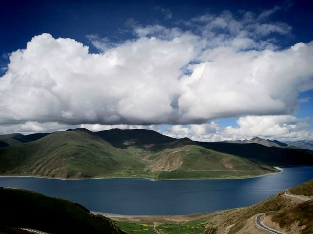 美麗的西藏三大神湖之一羊卓雍錯