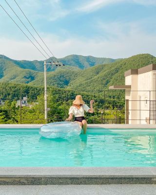 계속 흐린 날씨에 개안하고 가세요 👀✨ !
푸른 산 속에 둘러싸여 조용히 힐링하기 좋은 청도 신축 풀빌라 ⛱️