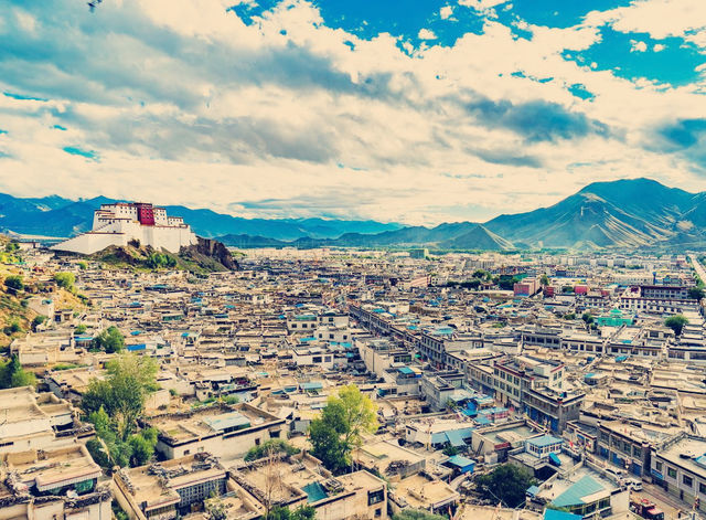 西藏日喀則宗山轉經路，充滿了莊嚴肅穆，是俯瞰城市美景的好去處
