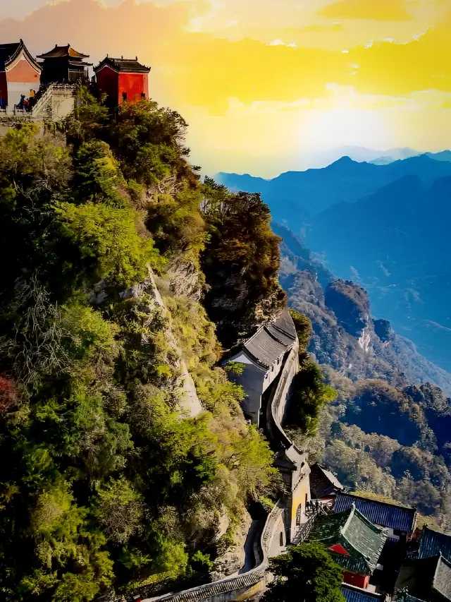 Mount Wudang is a place where taking one step at a time allows for truly appreciating the scenery, but listening to the ambiance is even more enchanting