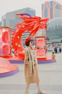 太震撼了徐家匯驚現中國紅的二龍戲珠