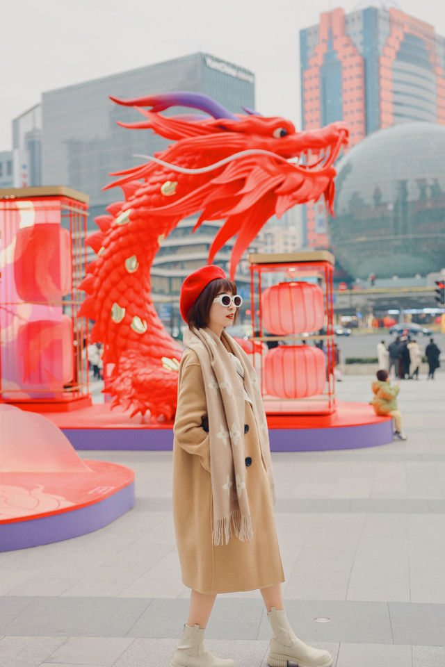 太震撼了徐家匯驚現中國紅的二龍戲珠 太震撼了徐家匯驚現中國紅的二龍戲珠