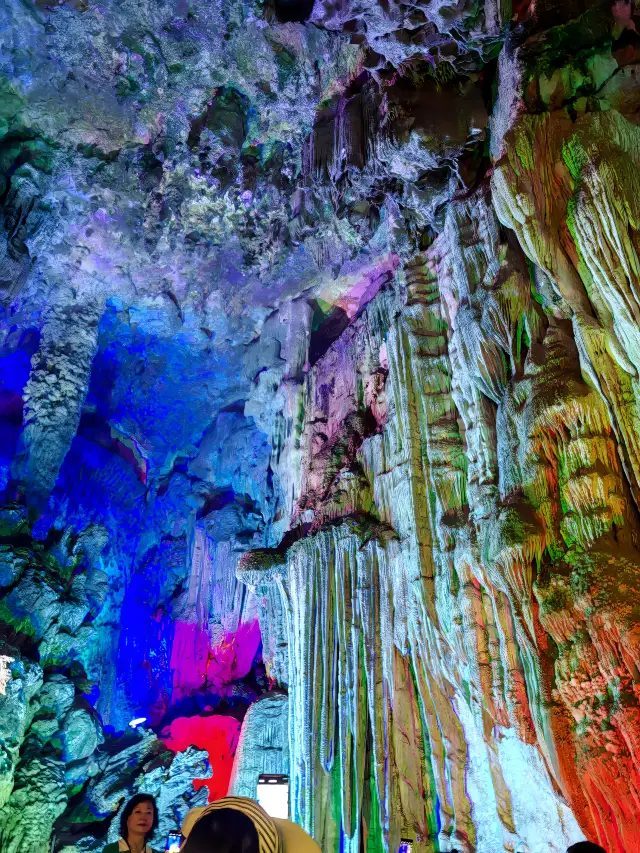 The Silver Cave in Guilin, Guangxi, is so beautiful that it defies description, offering a visual feast that makes you linger and forget to return