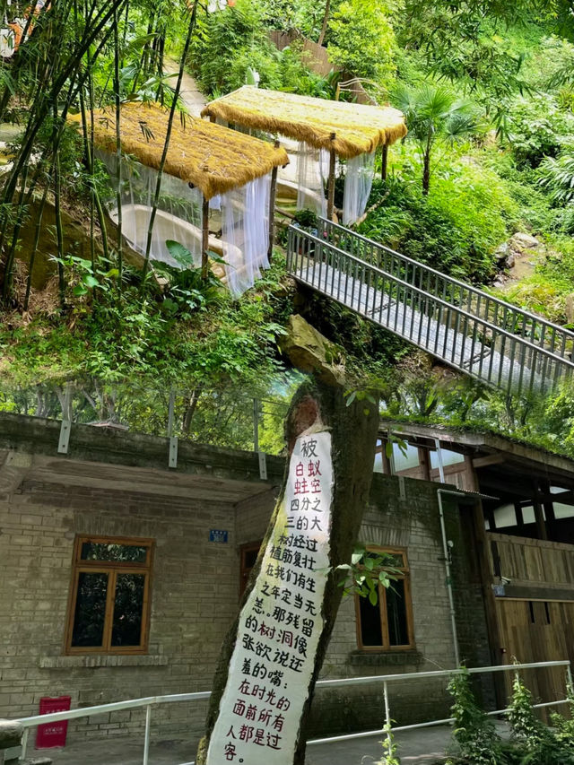 這個古村在縉雲山脈下，嘉陵江邊，依山而建，是典型的重慶山城地