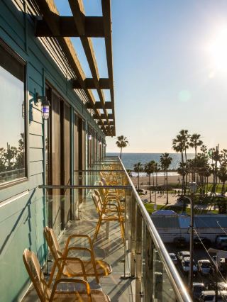 🌴 Venice Beach Vibes: Top Hotel Pick! 🏨✨