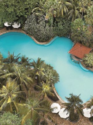 🌟 Surabaya's Shangri-La: Luxury & Delights Await! 🌟