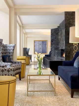 🌟 Davenport Delights: Chic Stays at Hotel Blackhawk 🌟