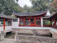 青浦大觀園係一座大型仿古園林建築，位於青商公路701號，坐落於淀山湖兩側，距離上海市中心六十五公里。