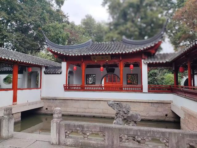 青浦大觀園係一座大型仿古園林建築，位於青商公路701號，坐落於淀山湖兩側，距離上海市中心六十五公里。