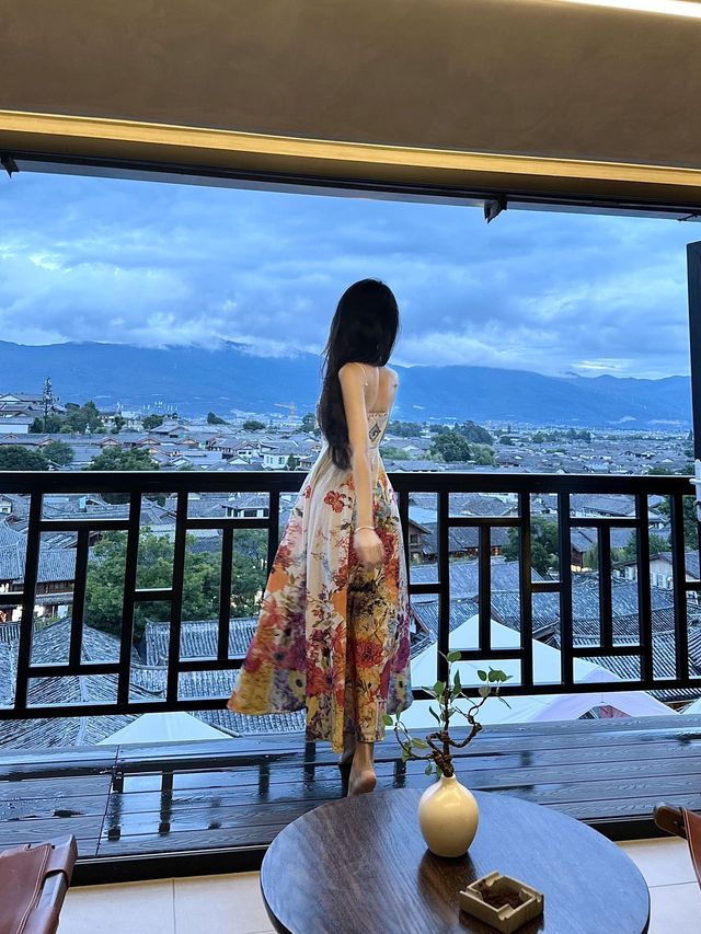 在麗江！！上房揭瓦俯瞰整個麗江古城。