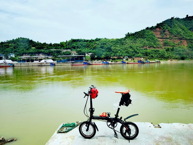 小城仲可以咁玩喺犍為岷江邊骑单車，心馳神往平野闊，極目大江流。
