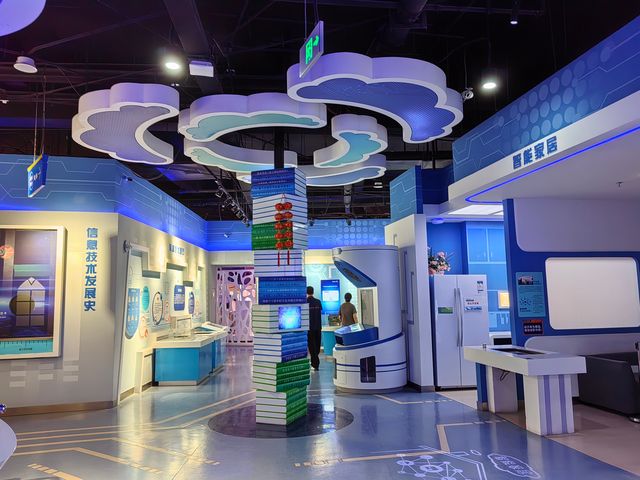 在庫爾勒逛逛科技館。