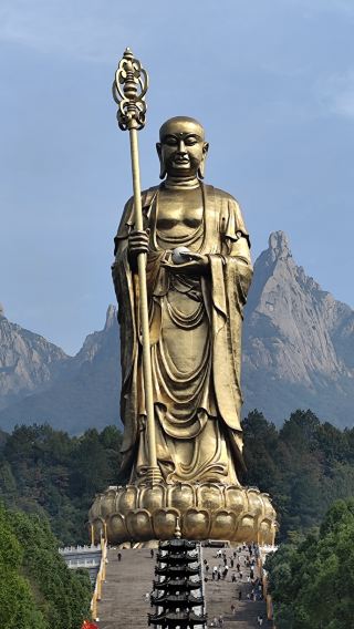 Worship Buddha in Mount Jiuhua. 