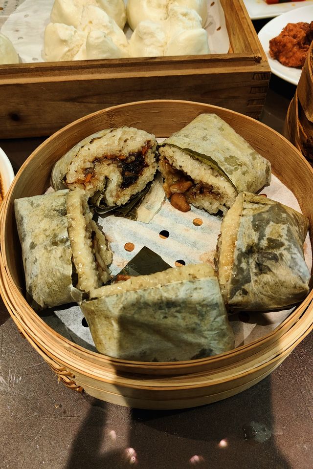 昆明人均一百多元就能吃到扶牆走的五星級酒店。