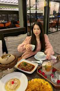 公主來到無邊泳池觀景餐廳共進晚餐，美得令人驚嘆。