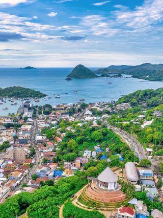 The Meruorah Hotel in Labuan Bajo, Komodo, has an amazing seafood night market in front of it. 