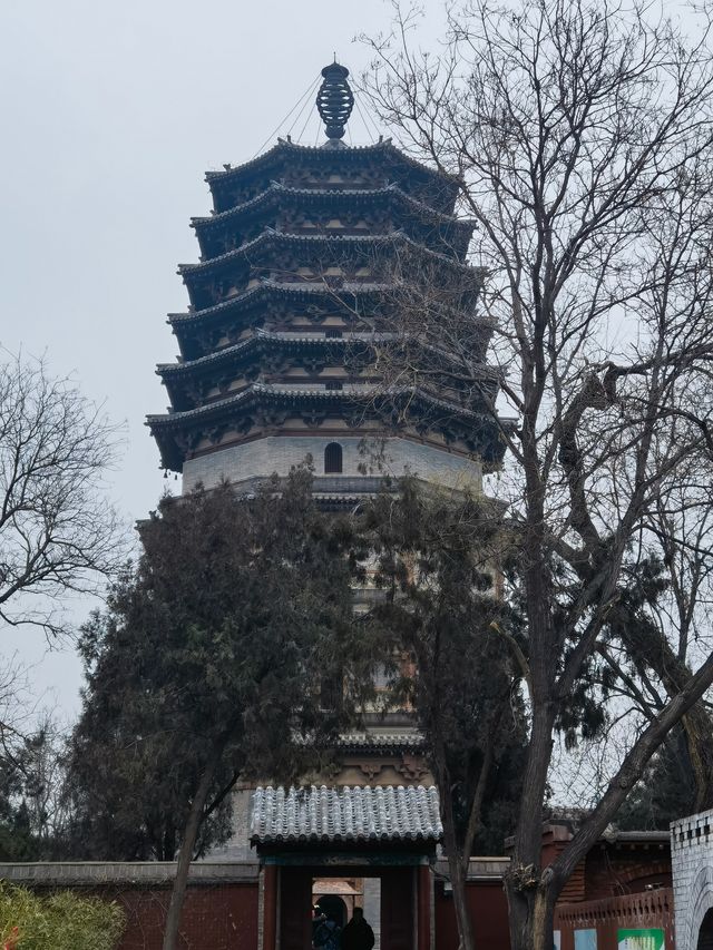 觸摸歷史的脈絡，仰望凌霄塔的壯麗