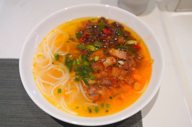 在漂亮的森林系餐廳裡，享用一頓豐富的早餐