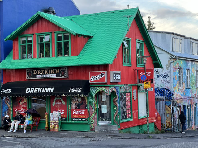 Waterfalls, Craters, and The Blue Lagoon: Six Must-See Spots in Iceland 🇮🇸 🌋 