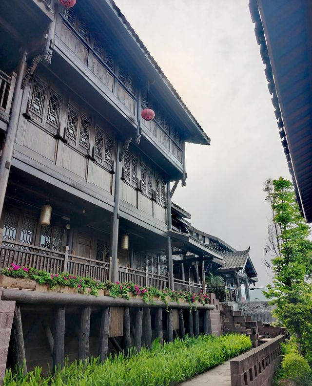 李莊古鎮 邂逅絕美無邊際泳池，解鎖度假新體驗