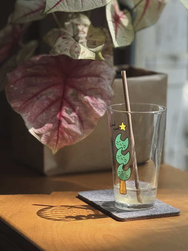 喺韓系咖啡店內，品嚐一口如雲霧般香甜飄逸嘅滋味。