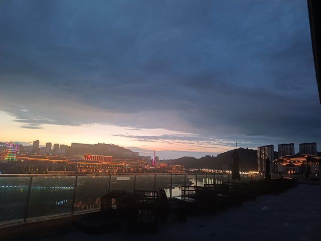 這是陝北，展開暑期度假模式，來延安，住萬達，欣賞《再回延安》，品嚐海鮮自助餐； 嗨！大家好！剛剛從