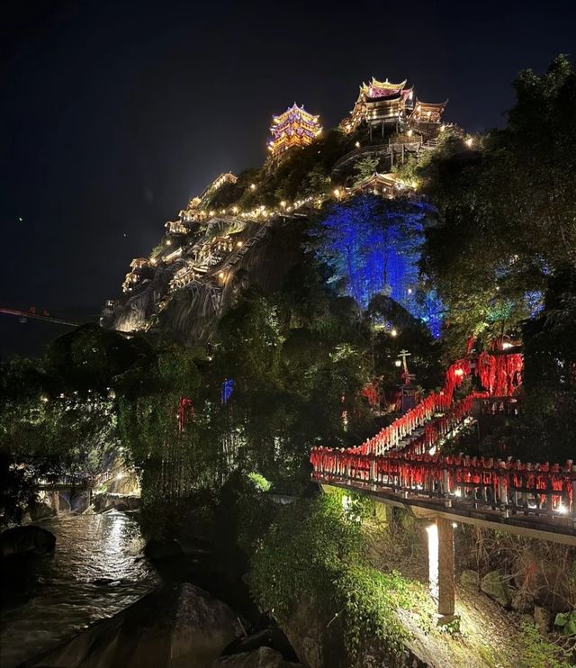 嚟上饒必打卡嘅仙俠世界！望仙谷真係太正喇，懸崖上嘅古村落，夜景靚到窒息～跟住呢條攻略玩，輕鬆ge