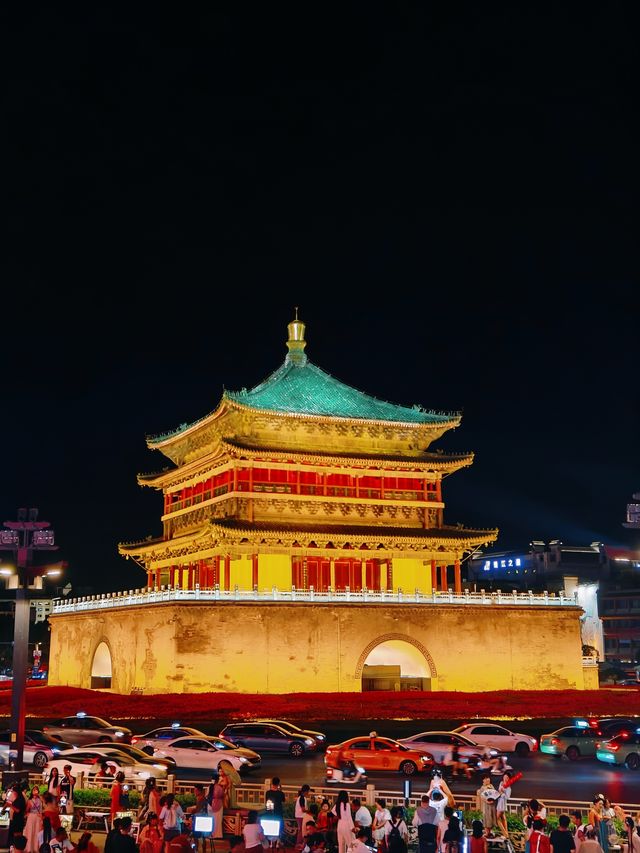 來西安必打卡的地標，鐘樓晚上亮燈後靚到喊！