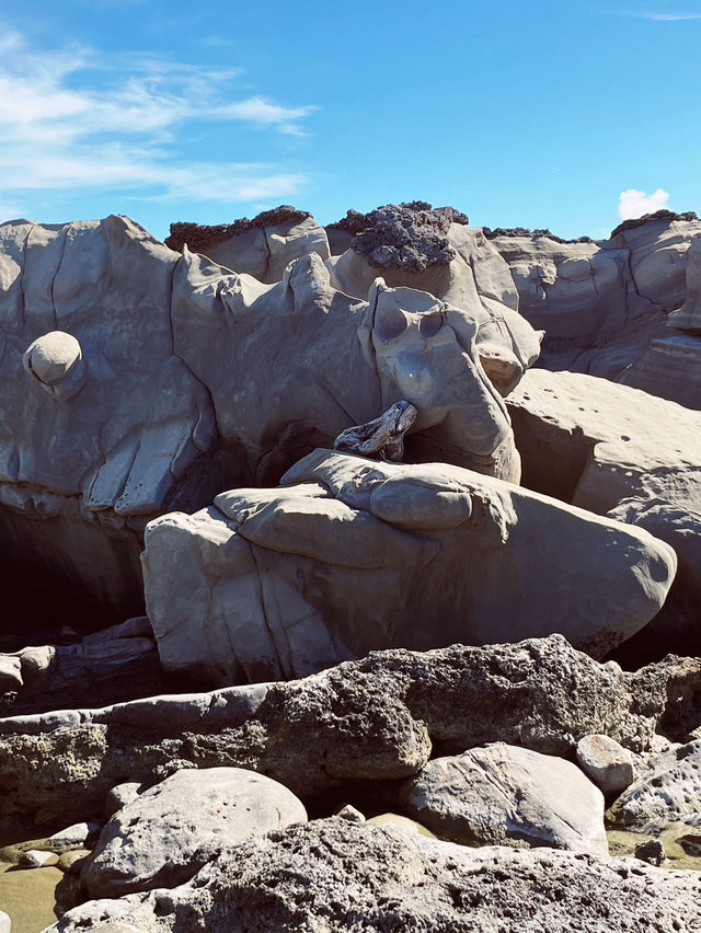 🌊 Xiao Yeliu facing the ocean: Taitung’s Wild Sculpture Park by the Sea! 🗿