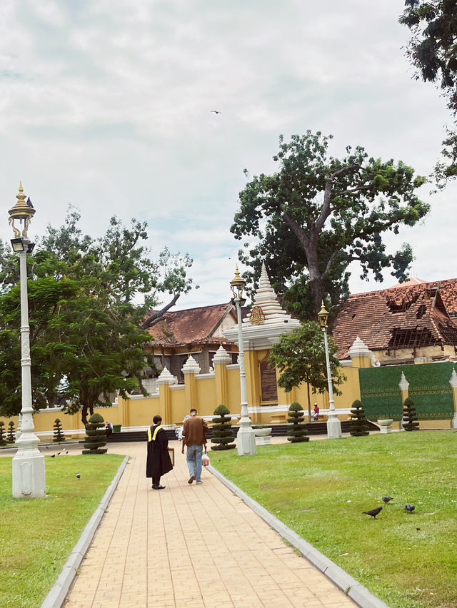 👑 Royal Palace Park Phnom Penh: Where Golden Spires Meet Tropical Dreams! 🌴