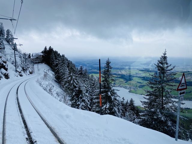瑞士瑞吉山峰 很多來過瑞士的朋友都知道,瑞士對外開放的山峰有很多!今天給大家介紹一個在盧塞恩的山峰之 瑞士瑞吉山峰 很多來過瑞士的朋友都知道,瑞士對外開放的山峰有很多!今天給大家介紹一個在盧塞恩的山峰之