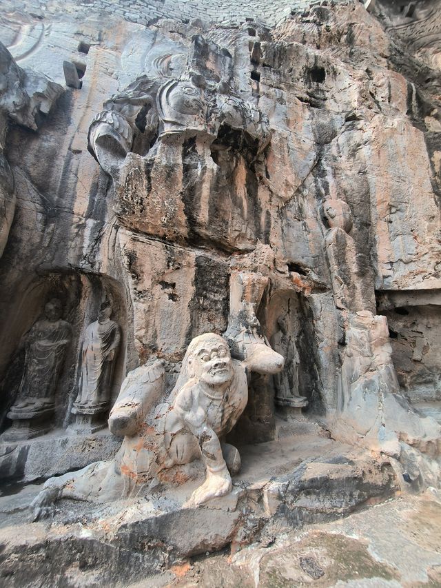 伊闕山水，龍門石窟