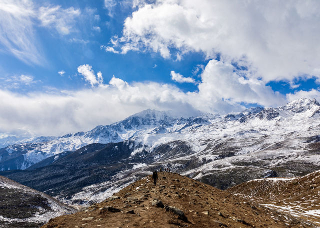 雪山之眸：野馬海子與貢嘎山系的冬日對話