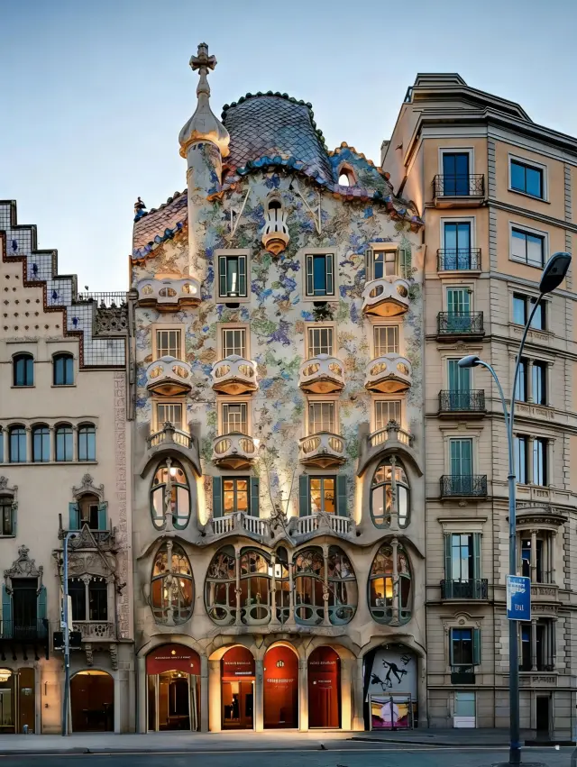 Who understands! Casa Batlló looks like it brought the Dragon Palace to Barcelona!