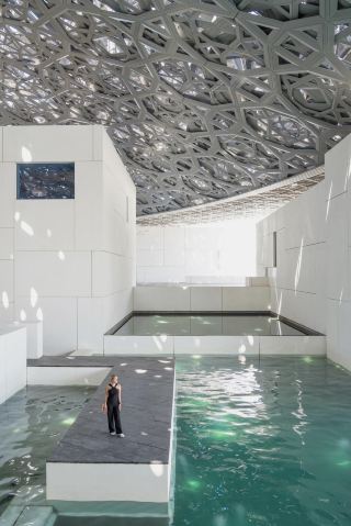 When you give up the long queue for the sea Louvre photo spot…