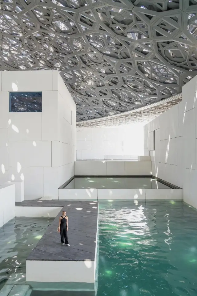 When you give up the long queue for the sea Louvre photo spot…