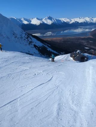 เล่นสกีที่ Alyeska: บรรยากาศหิมะสุดอลังการและแสงเหนือ ✨❄️