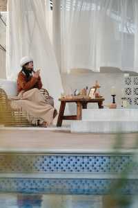 把身體浸入夜色,白晝的帆在此停泊。